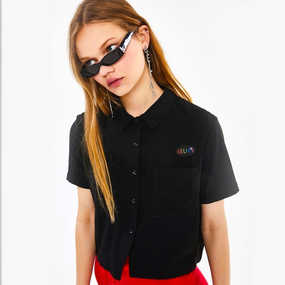 Delilah’s Collared Button Up Crop Top - Picture 1 of 4